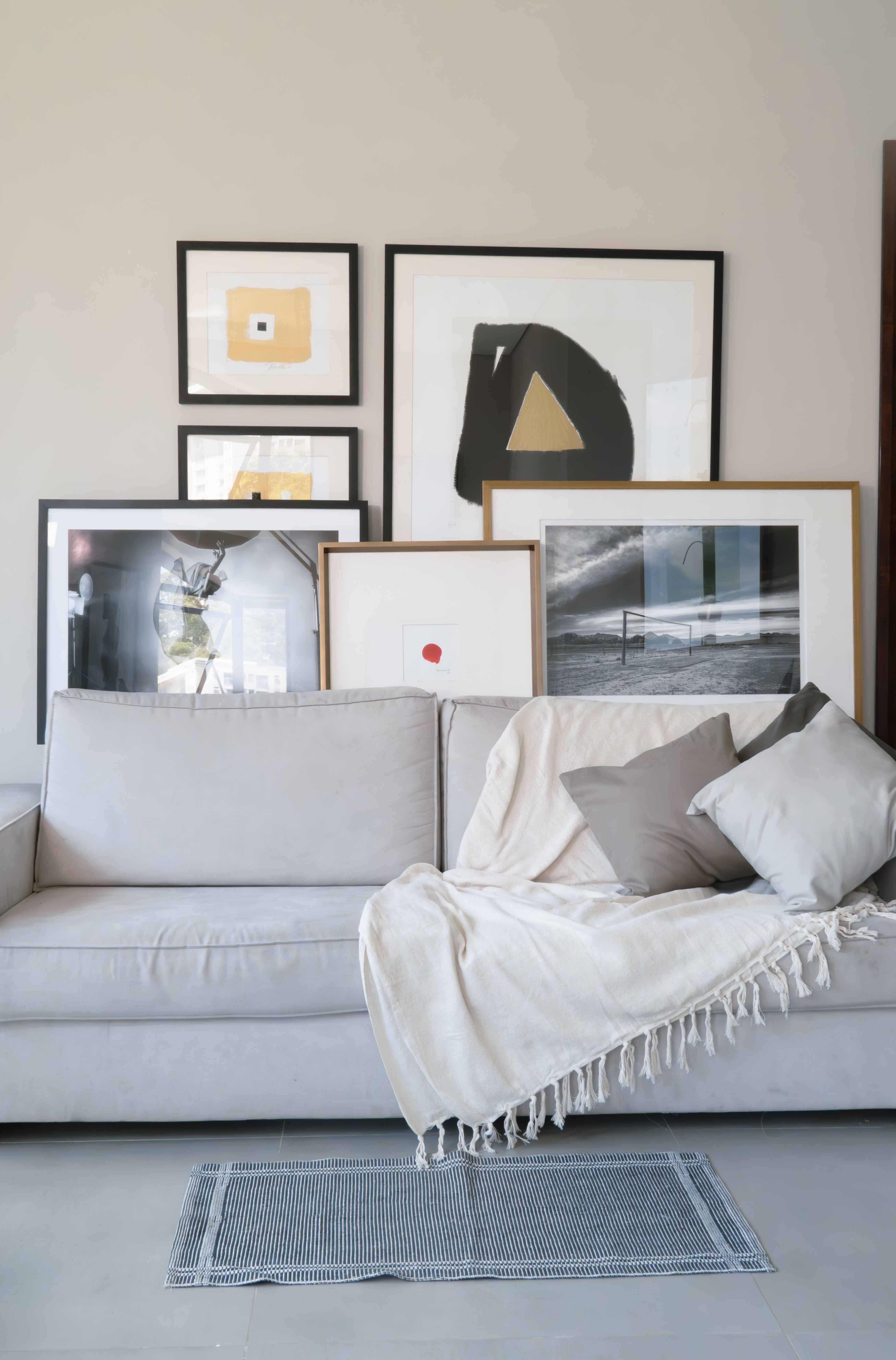 Fotografia da linha de gravuras assinadas da marca FastFrame ambientadas.