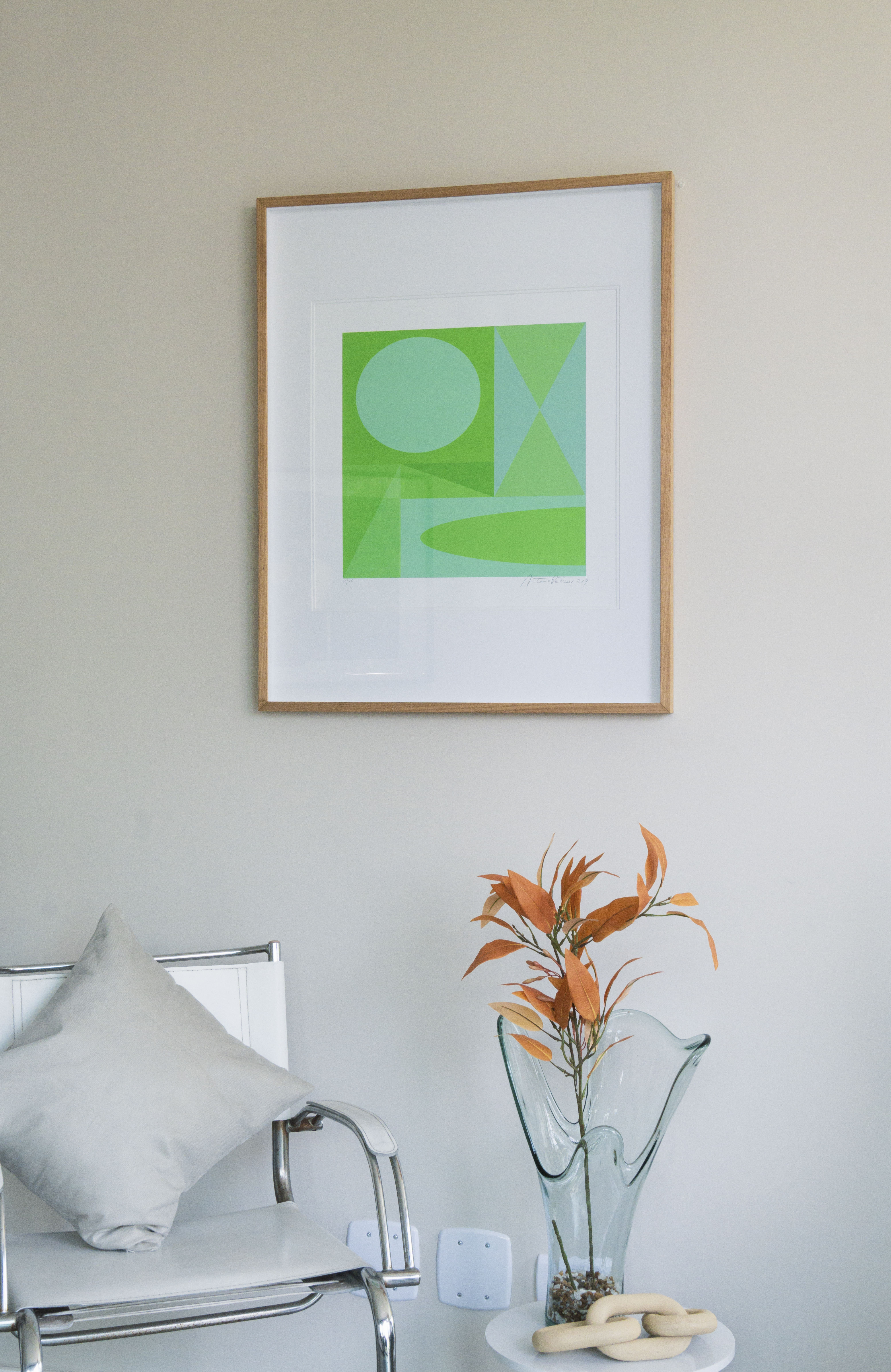 Fotografia de um quadro da marca FastFrame ambientada em uma sala.