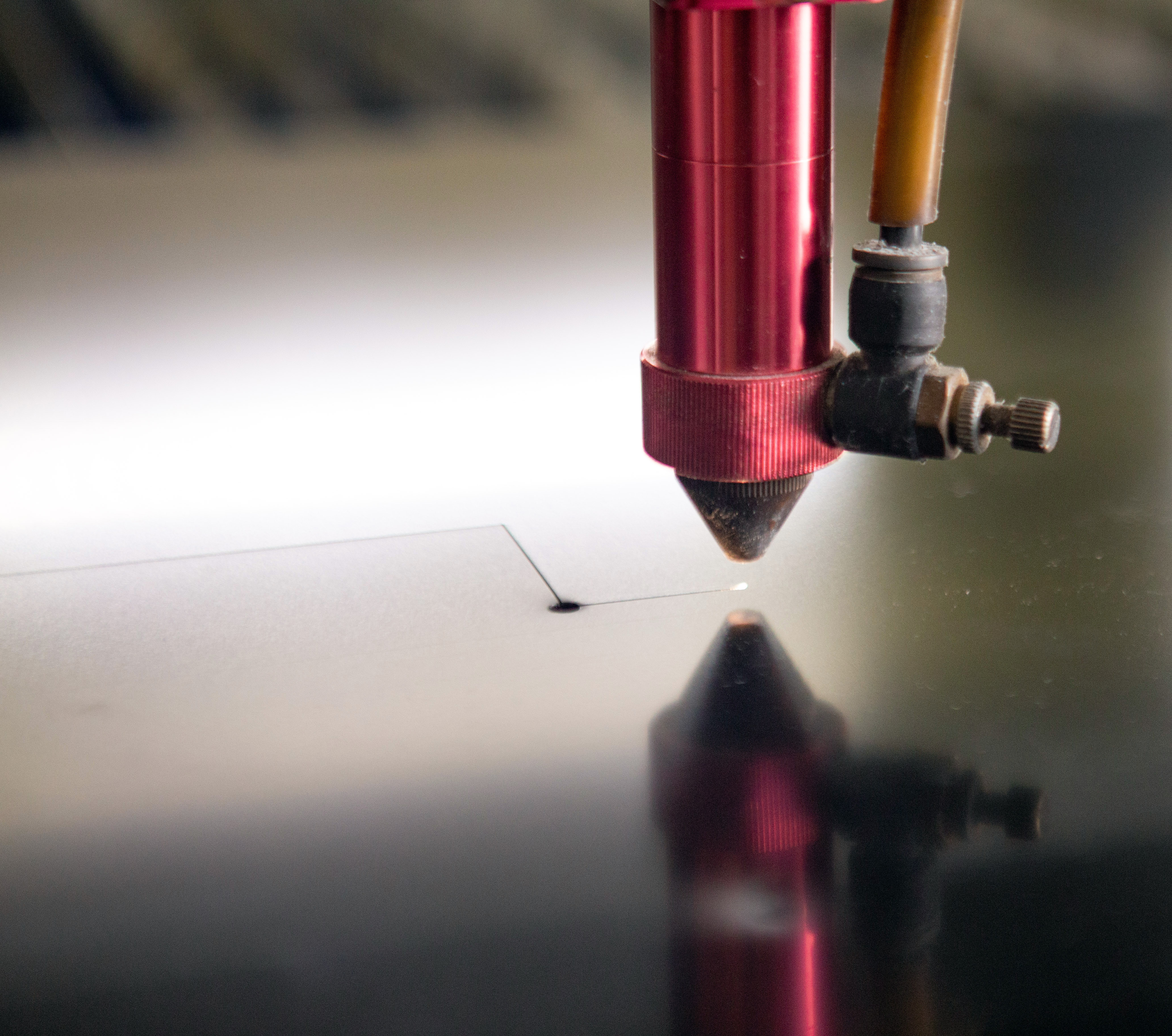 Fotografia da maquina laser de corte trabalhando na sede da FastFrame em São Paulo.