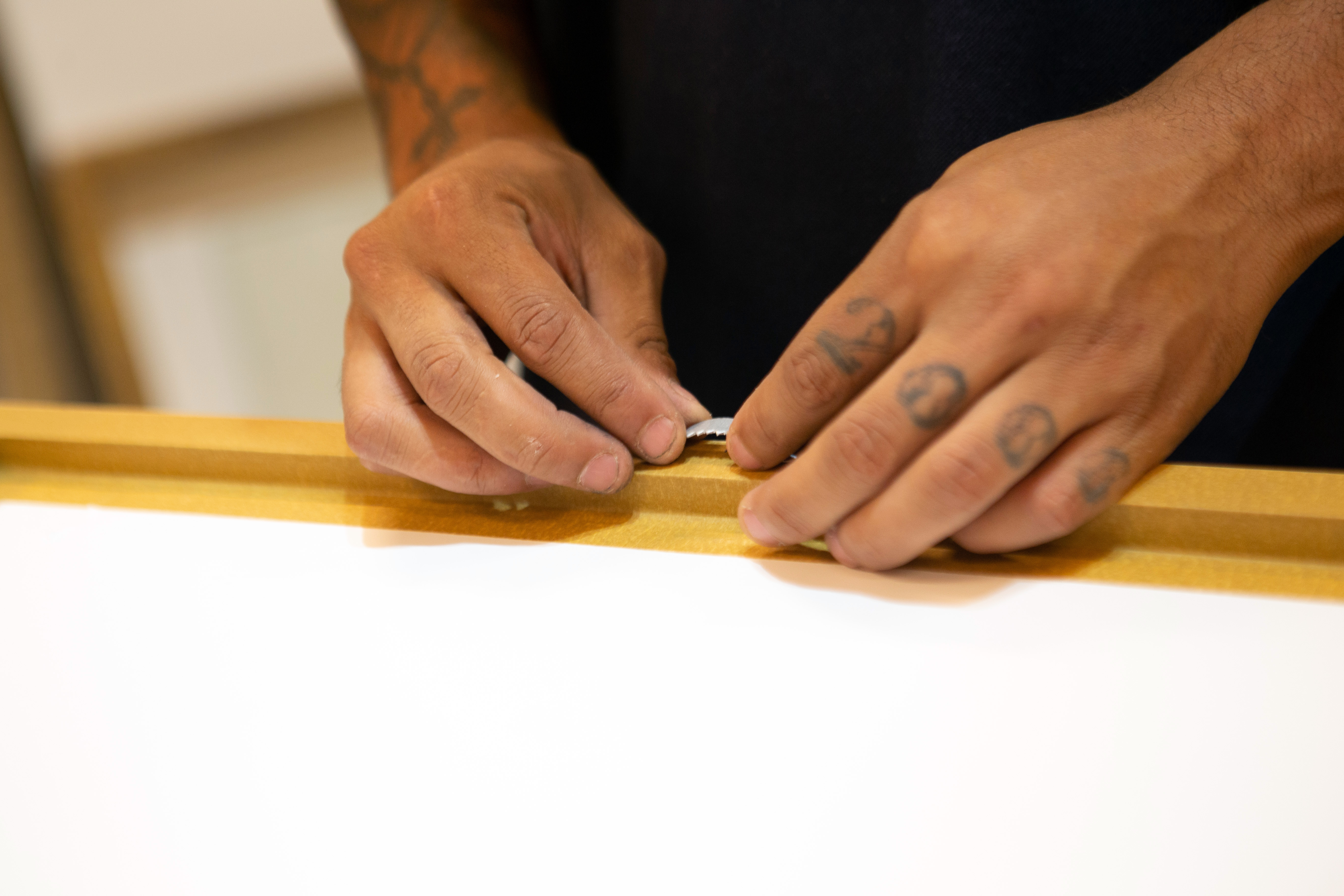 Fotografia do moldureiro da FastFrame montando um quadro.