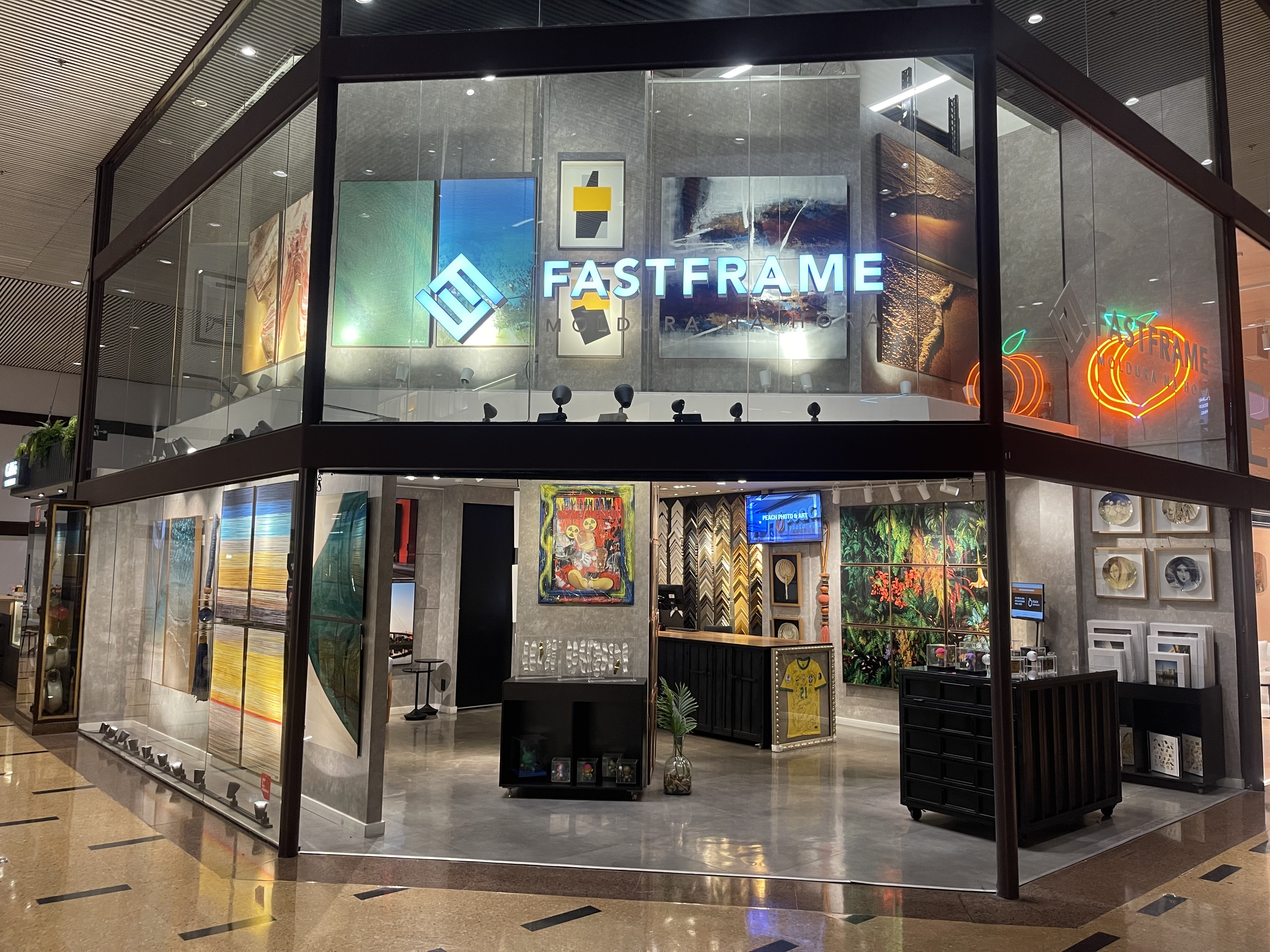 Fotografia da fachada da unidade FastFrame D&D em São Paulo.