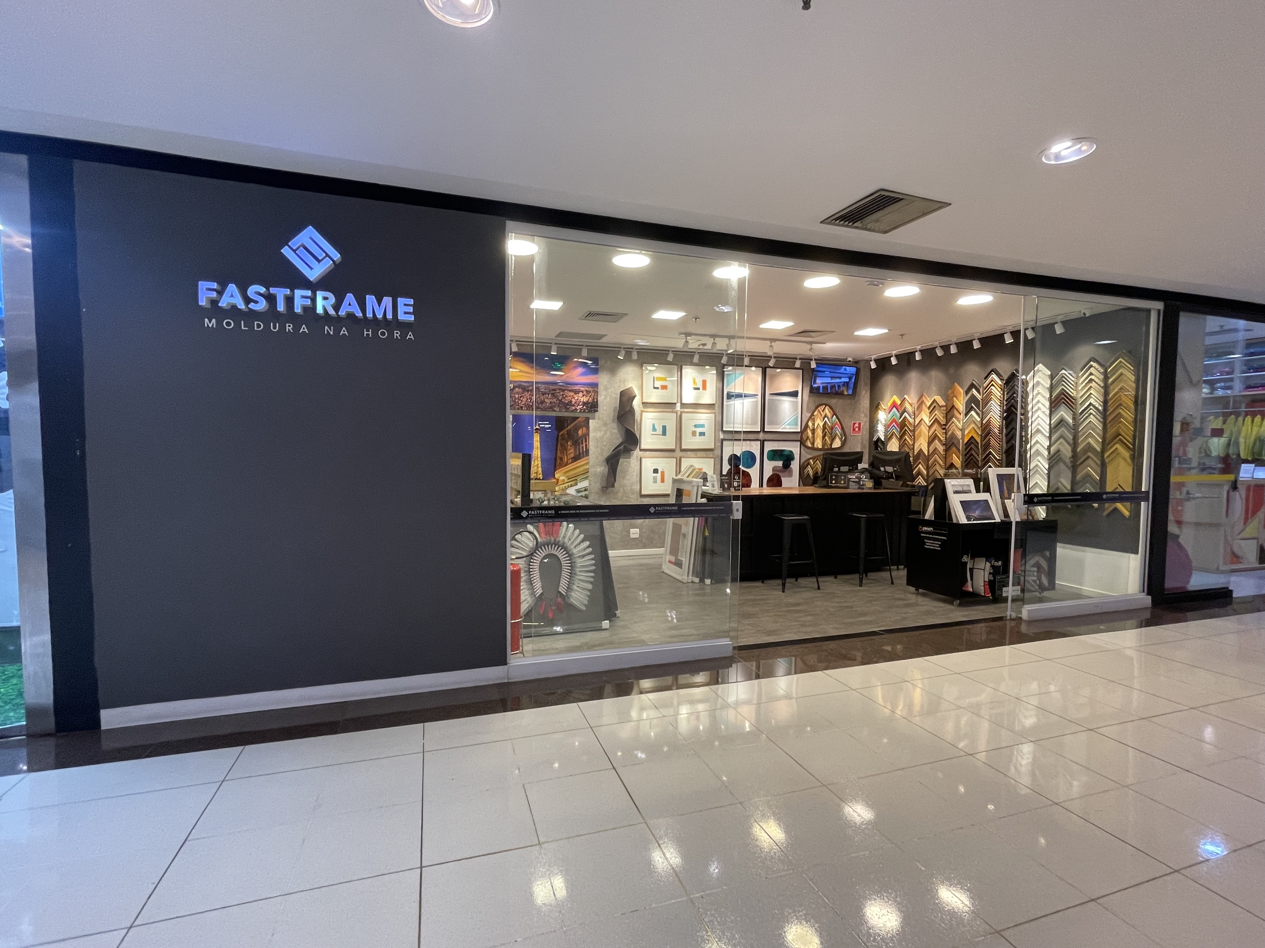Fotografia da fachada da unidade FastFrame Jd. Sul em São Paulo.