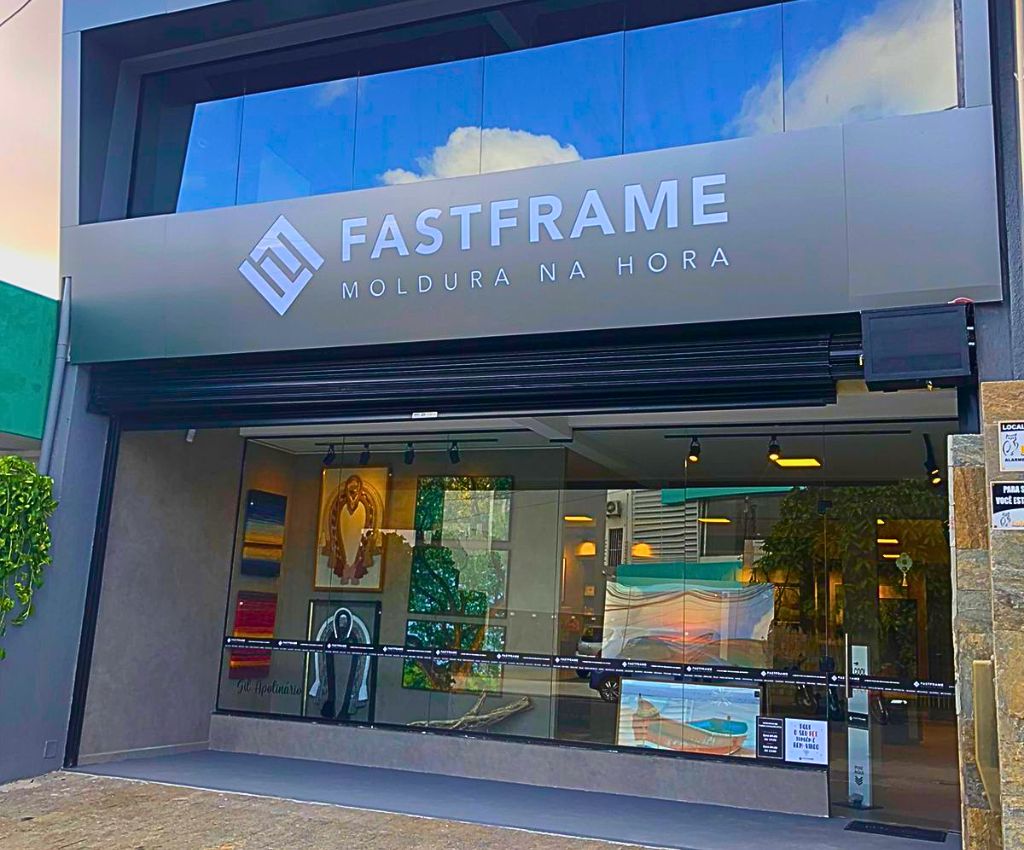 Fotografia da fachada da unidade FastFrame Aracajú em Sergipe.