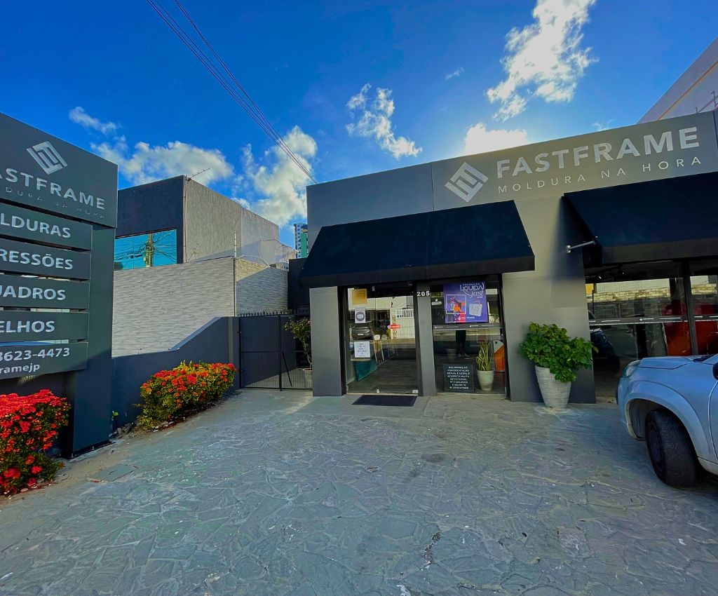 Fotografia da fachada da unidade FastFrame João Pessoa na Paraíba.