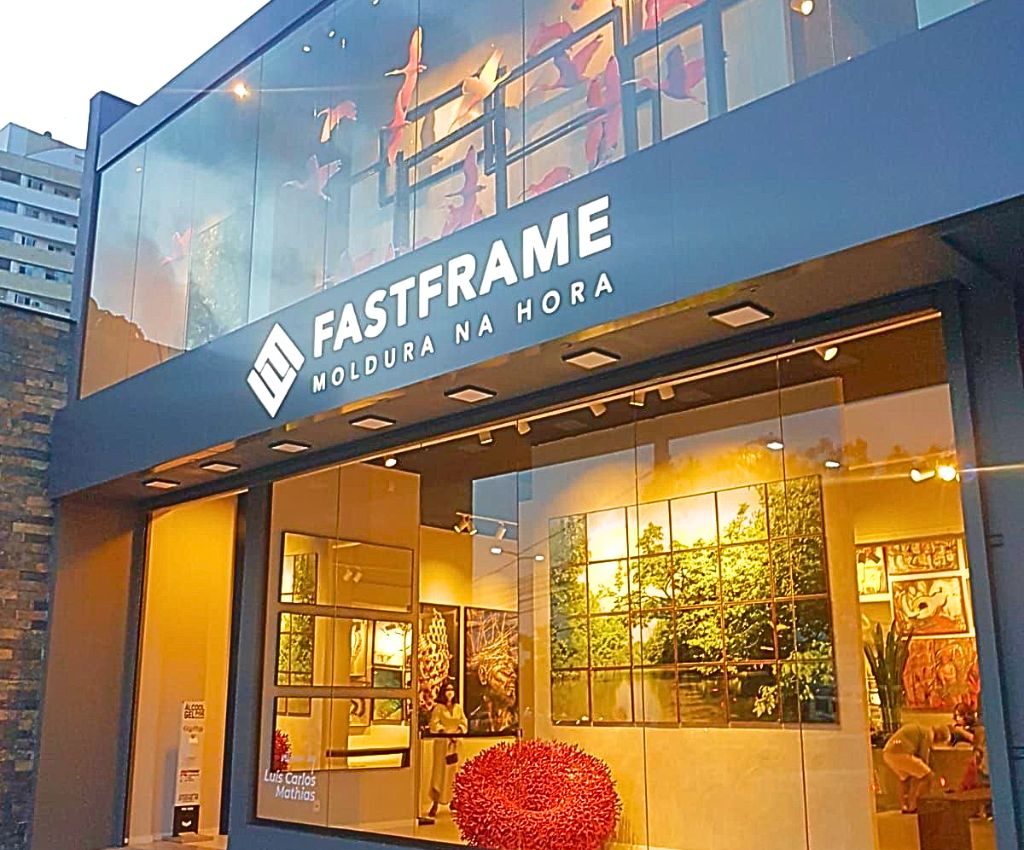 Fotografia da fachada da unidade FastFrame São Luís no Maranhão.